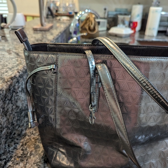 Michael Kors Large Silver Metallic Shoulder bag - Picture 9 of 13